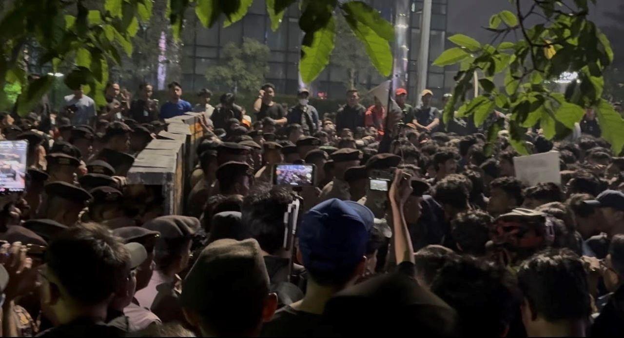 massa-mahasiswa-berhadapan-langsung-dengan-barikade-TNI-Polri-di-Jalan-MH-Thamrin.jpg