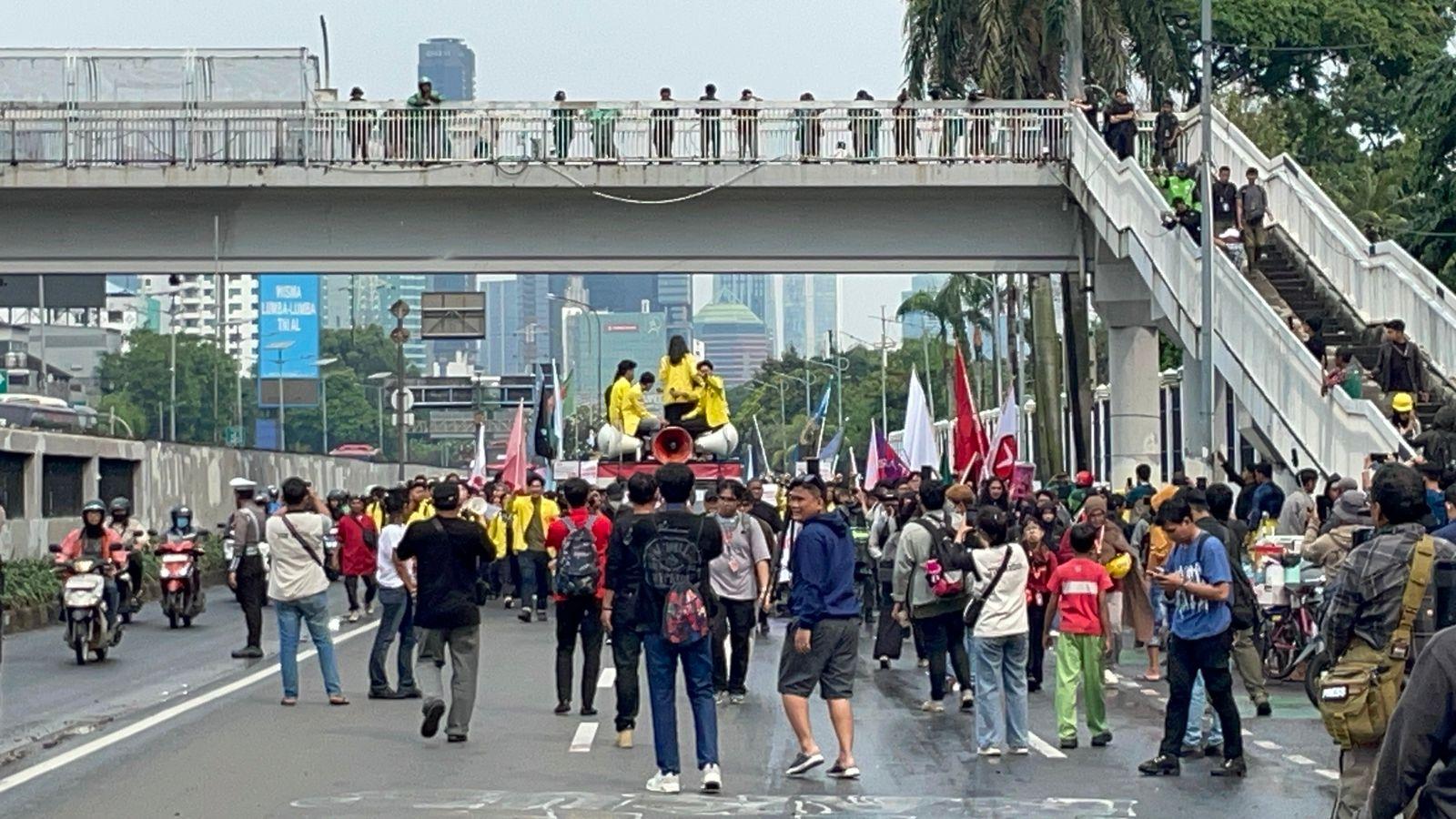 Demo di Depan Gedung DPR, Massa Mahasiswa UI Orasi Minta Menteri Keuangan Purbaya Yudhi Dicopot