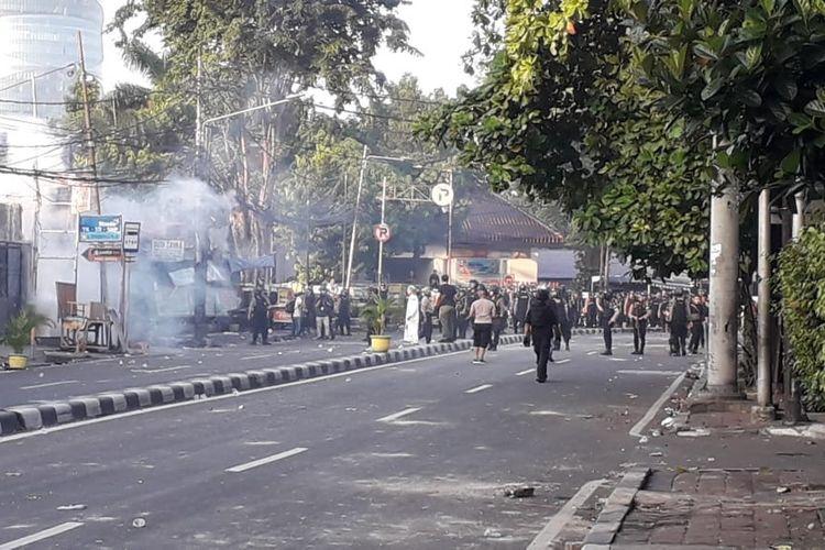 massa-masih-nekat-lempari-batu-dan-bom-molotov-di-sekitar-asrama-brimob.jpg