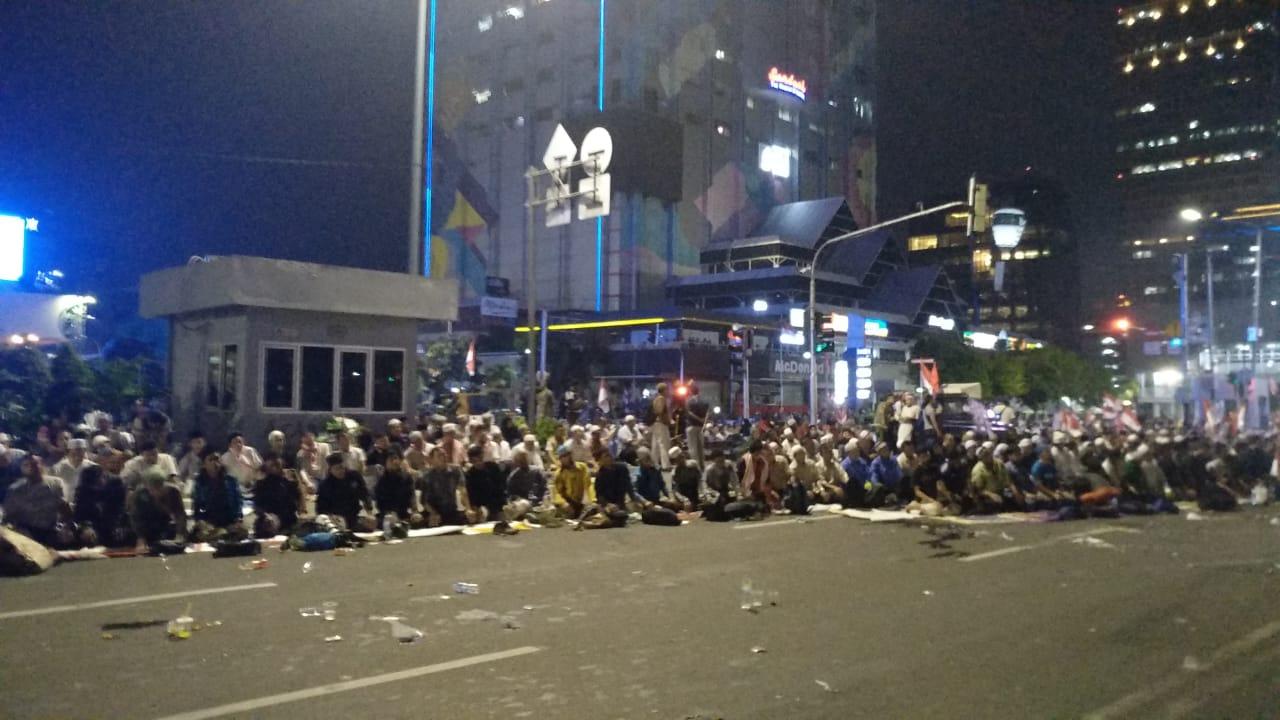 massa-menunaikan-shalat-tarawih-di-jl-mh-thamrin.jpg