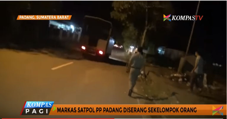massa-misterius-serang-markas-satpol-pp-padang_20170523_153412.jpg