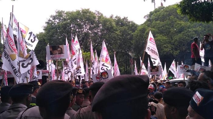massa-partai-hanura-kubu-oso-di-kpu.jpg