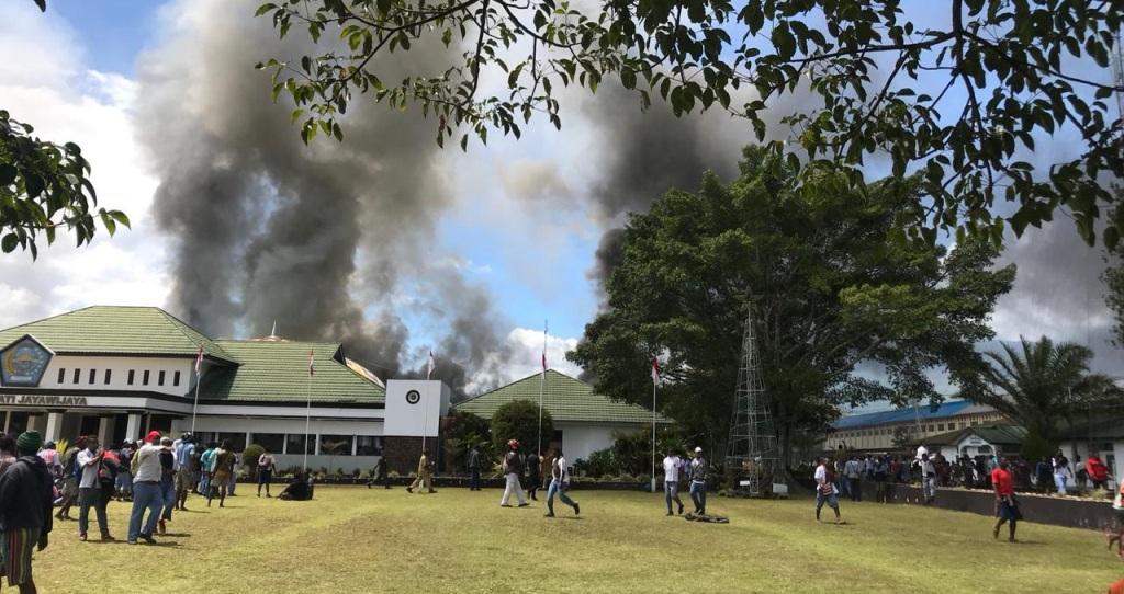 massa-pengunjuk-rasa-bakar-kant.jpg