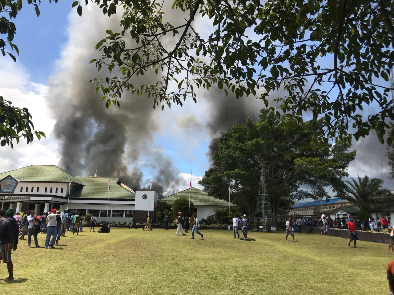 massa-pengunjuk-rasa-bakar-kantor-bupati-jayawijaya-di-wamena-papua.jpg