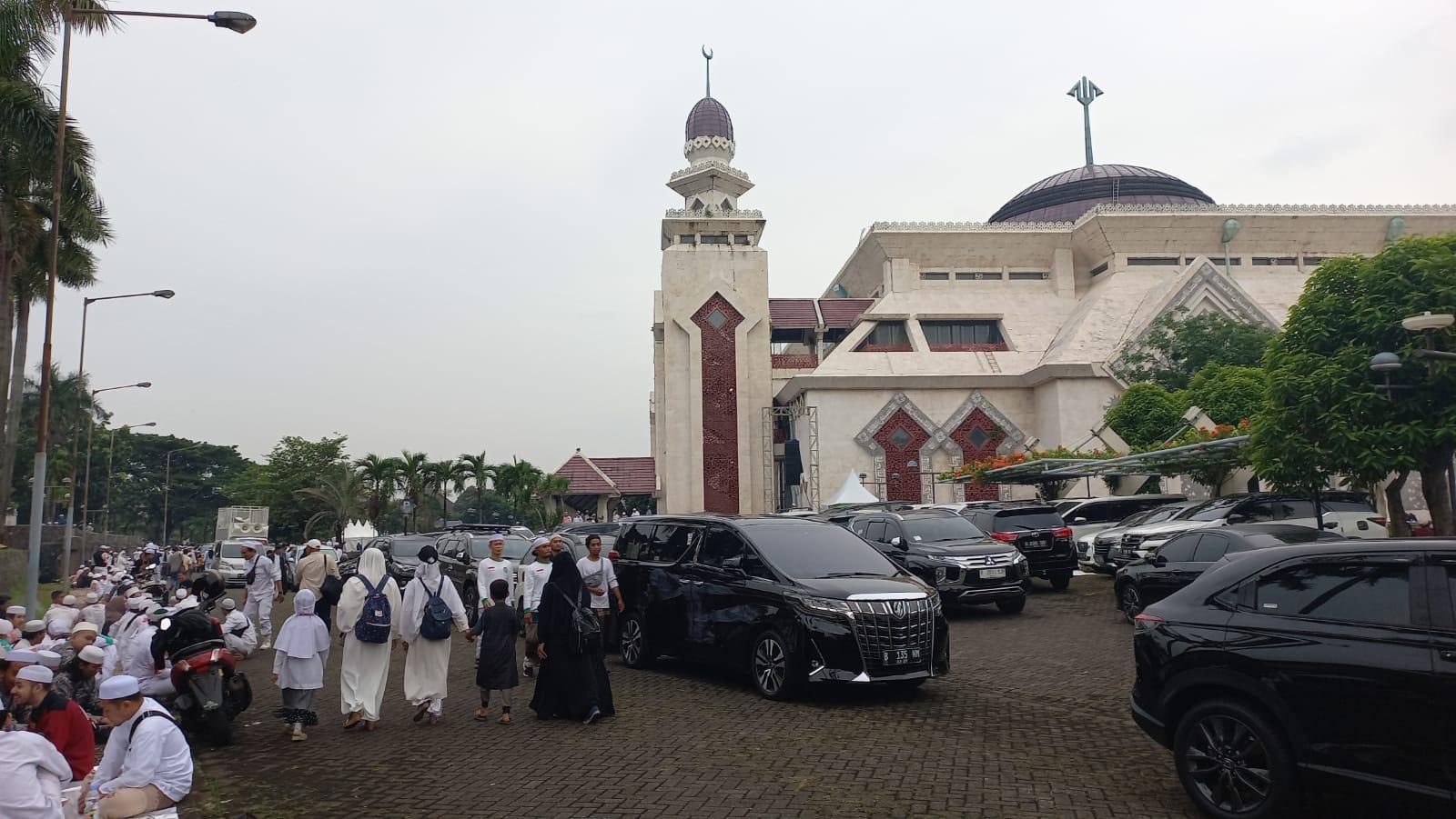 massa-reuni-212-di-masjid-at-tin-taman-mini.jpg