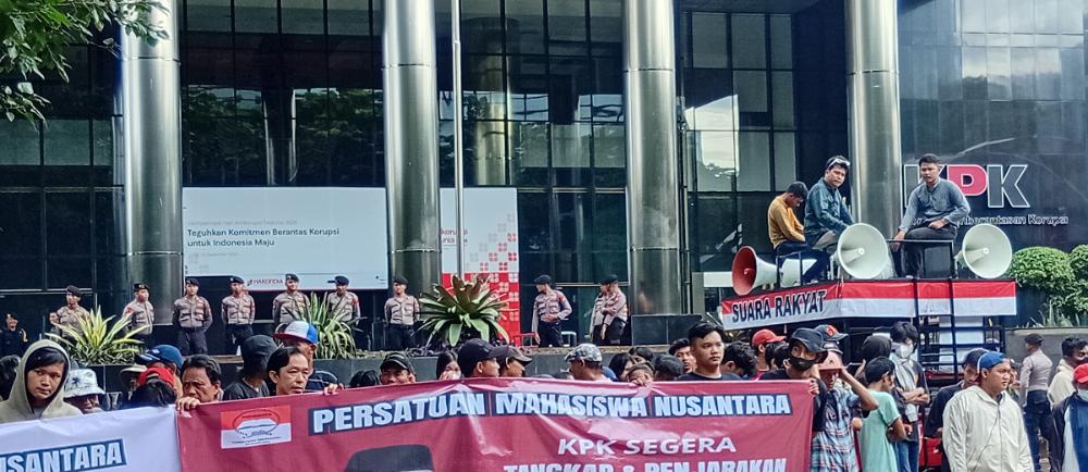 massa-unjuk-rasa-di-gedung-kpk-1.jpg