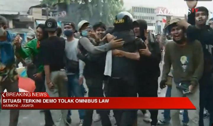 massa-yang-sebelumnya-bentrok.jpg