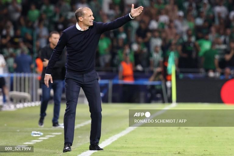 Pelatih Juventus Italia Massimiliano Allegri berbicara kepada para pemainnya selama pertandingan sepak bola grup H Liga Champions UEFA antara Maccabi Haifa dari Israel dan Juventus dari Italia di stadion Sammy Ofer di kota Haifa pada 11 Oktober 2022.