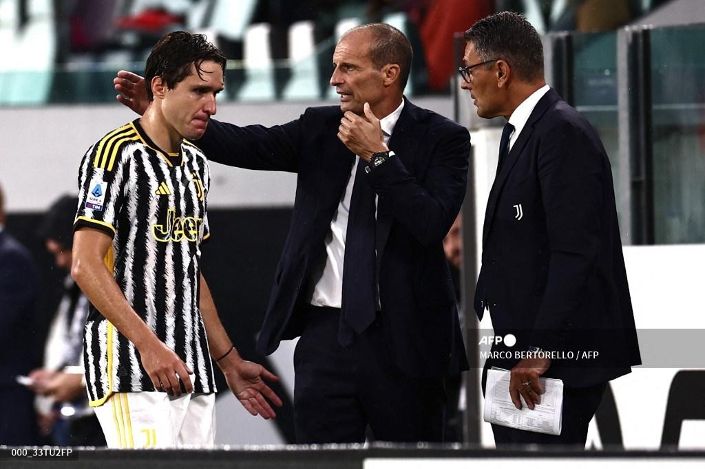 massimiliano-allegri-tengah-menemui-pemainnya-federico-chiesa.jpg