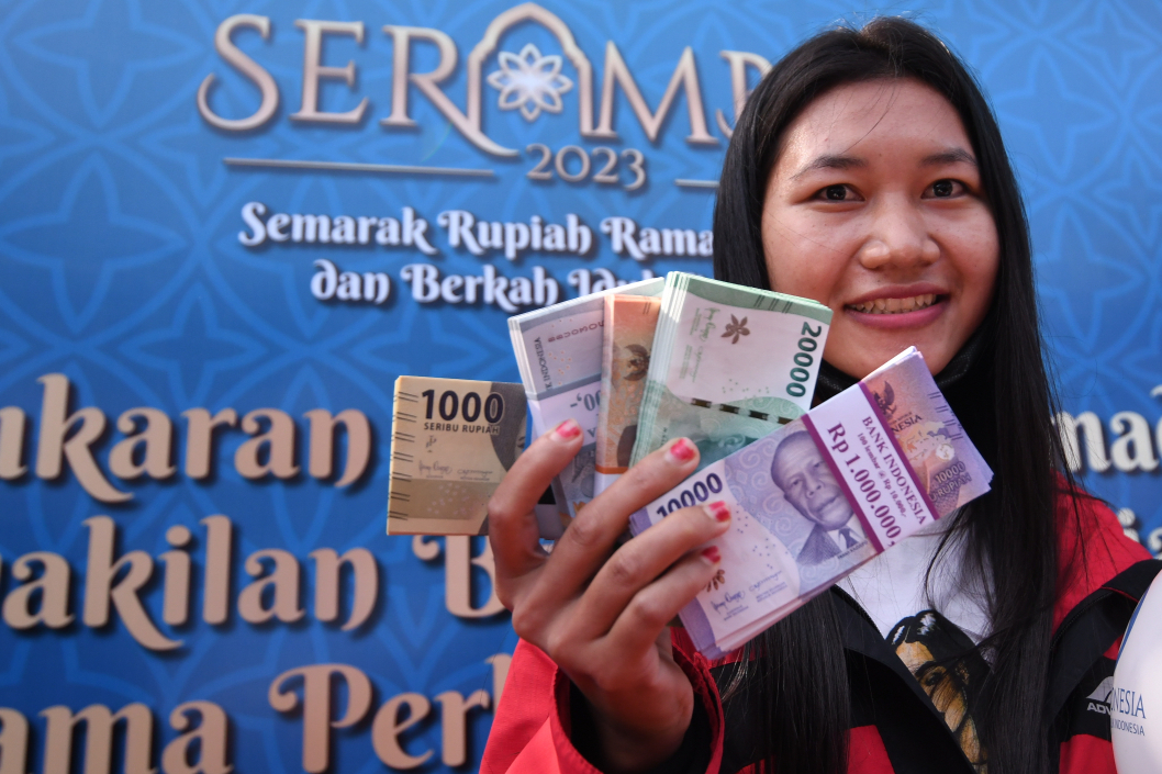 masyarakat-antre-penukaran-uang-baru-di-bi-malang_20230408_114824.jpg