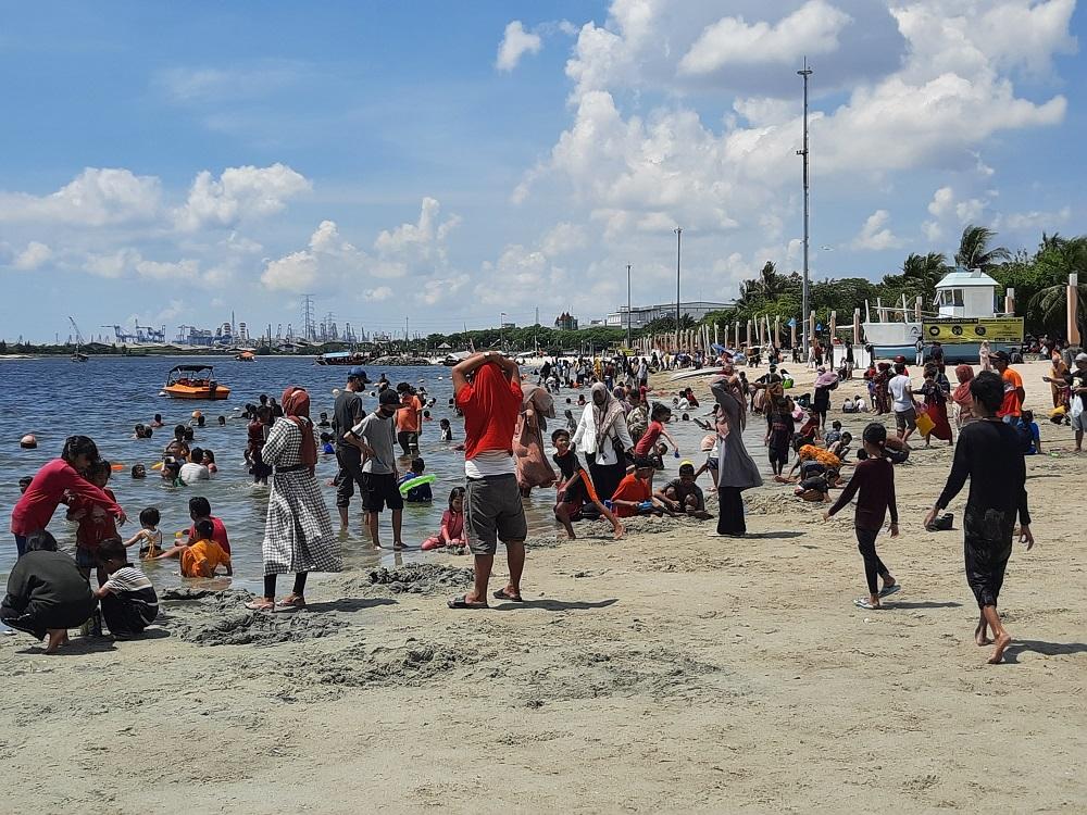 masyarakat-menikmati-kawasan-pantai-ancol-hari-ini.jpg