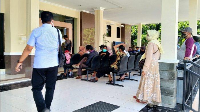 masyarakat-saat-memadati-pengadilan-agama-kabupaten-indramayu.jpg
