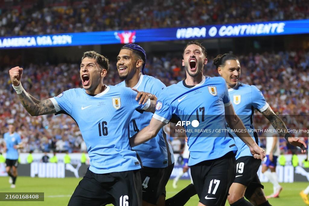 mathias-olivera-dari-uruguay-merayakan-gol-bersama-rekan.jpg