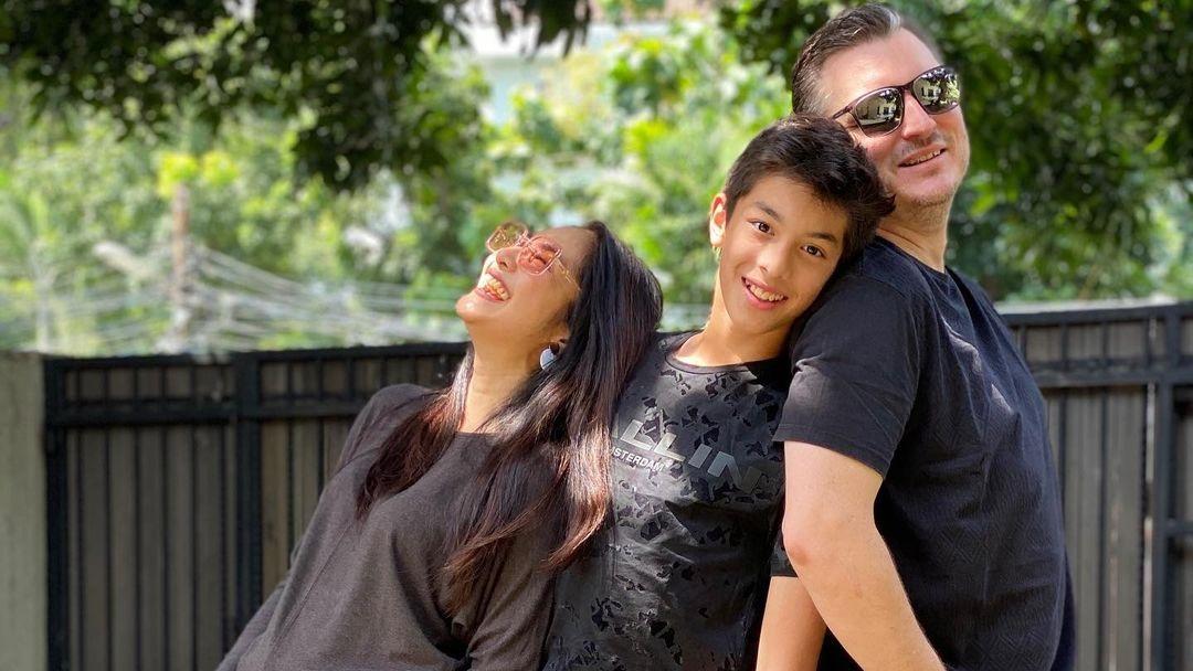 maudy-koesnaedi-bersama-suami-dan-anaknya.jpg