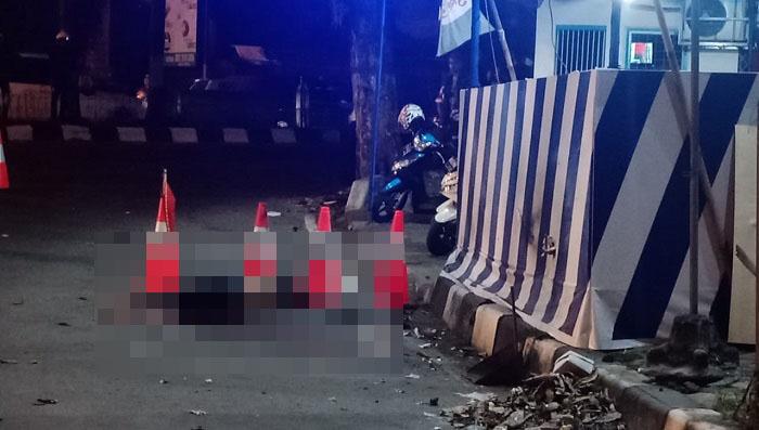 mayat-bomber-tergeletak-di-depan-pos-pengamanan-pospam-tugu-kartasura2.jpg