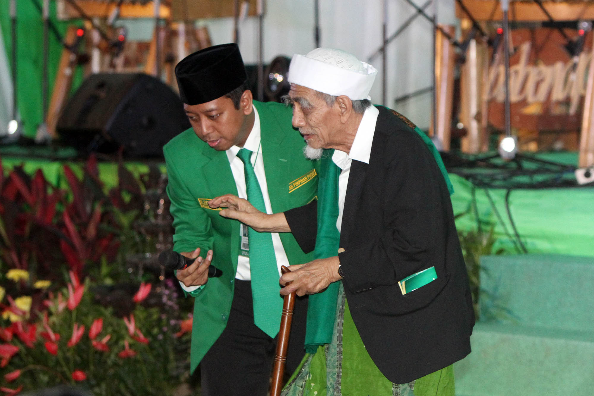 mbah-moen-hadiri-pembukaan-muktamar-islah-ppp_20160409_014839.jpg