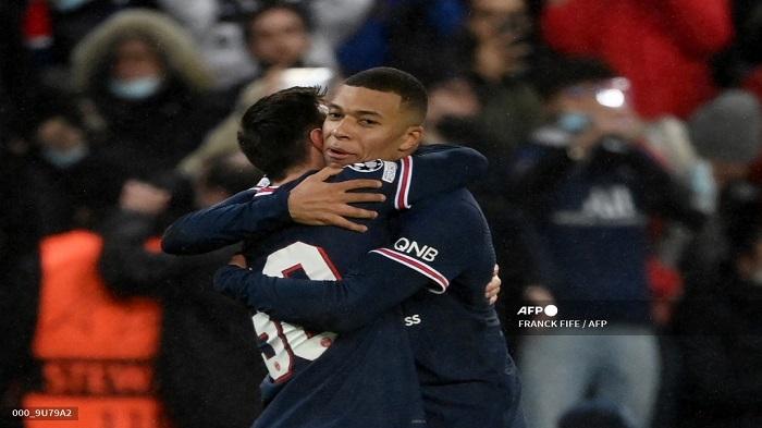 mbappe-dan-messi-berpelukan.jpg