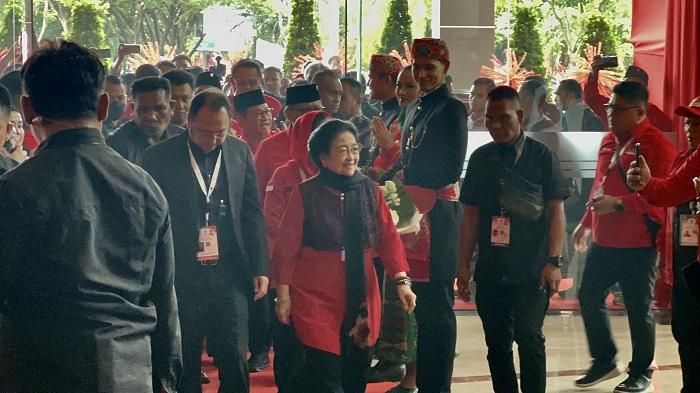 Didampingi Prananda, Megawati Soekarnoputri Tebar Senyum saat Tiba di Arena HUT & Rakernas PDIP