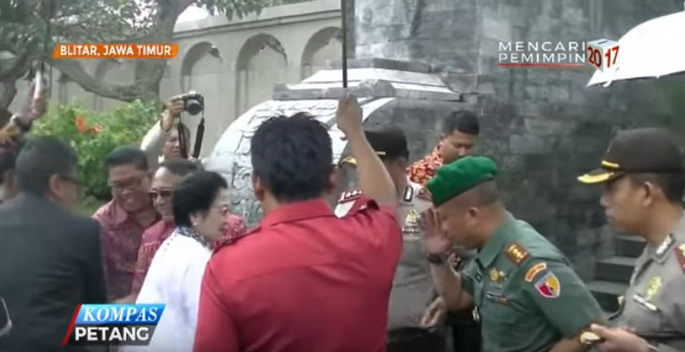 megawati-berziarah-ke-makam-bung-karno_20170425_110821.jpg