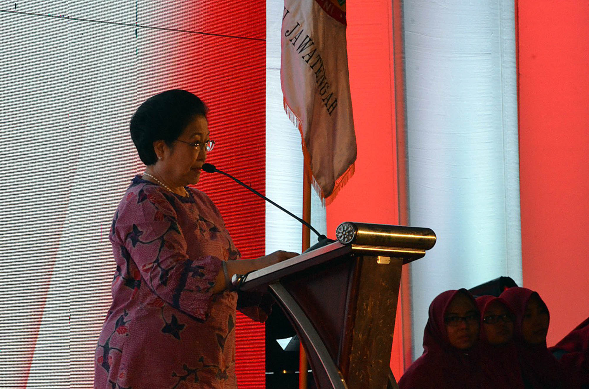 megawati-hadiri-perayaan-hari-perawat-internasional-di-semarang_20180514_131138.jpg