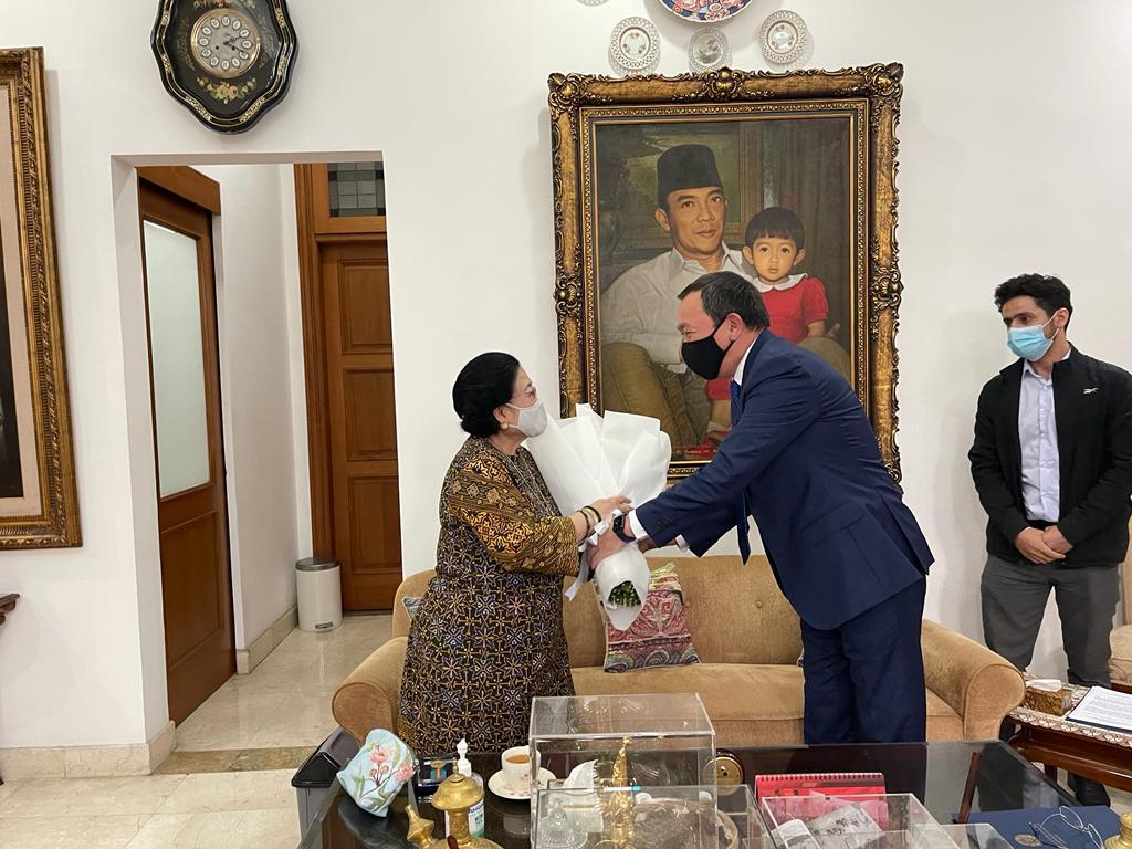 megawati-menerima-medali-yobel.jpg