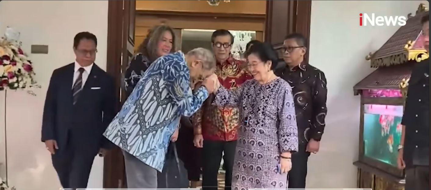 Dalam foto: Presiden Timor Leste José Ramos-Horta mencium tangan Presiden RI ke-5 sekaligus Ketua Umum PDI Perjuangan (PDIP) Megawati Soekarnoputri saat berpamitan usai pertenuan di Jalan Teuku Umar, Menteng, Jakarta Pusat, Senin (23/3/2026).