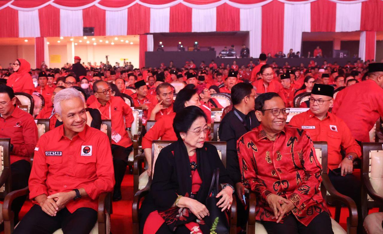megawati-soekarnoputri-diapit-ganjar-pranowo-mahfud-md-dalam-acara-rakernas-pdip.jpg