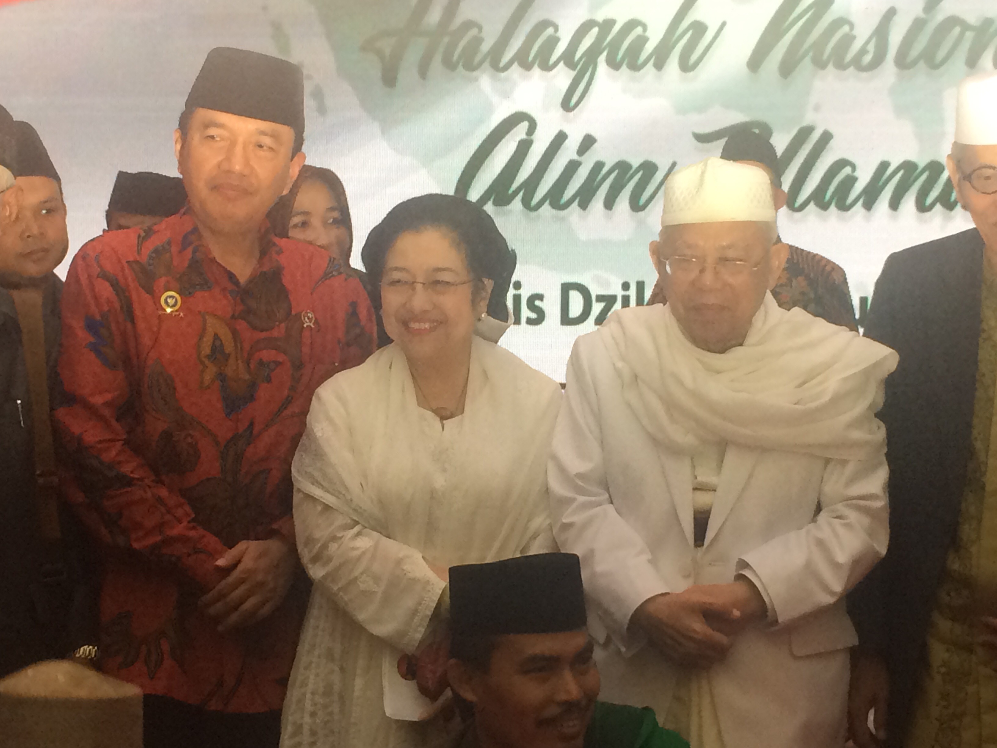 megawati-soekarnoputri-diapit_20170713_191029.jpg
