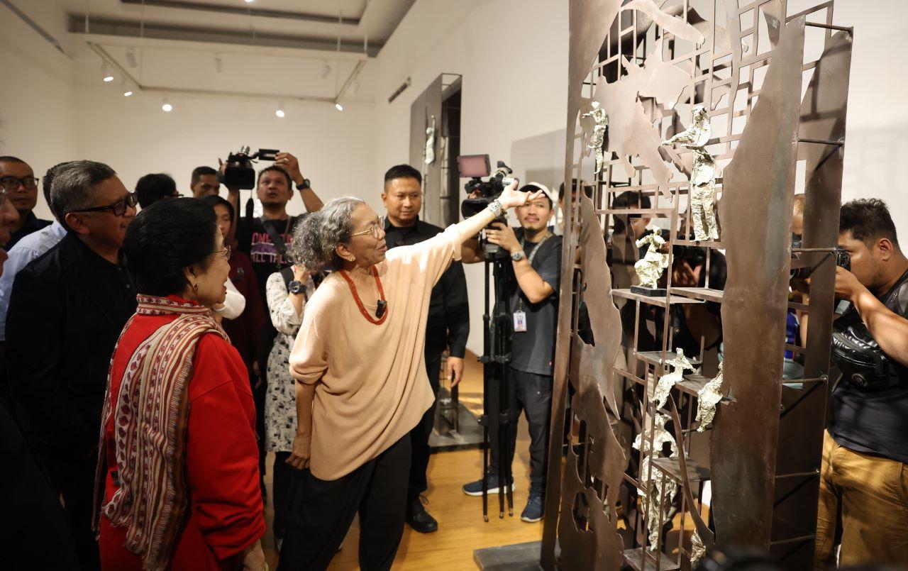 Megawati Kunjungi Pameran Seni Rupa Karya Dolorosa Sinaga