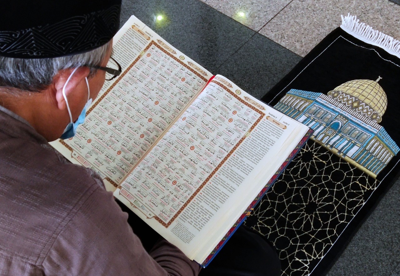 membaca-alquran-di-masjid-pusdai-jabar_20220405_151722.jpg