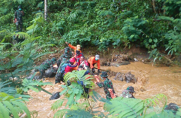 membawa-jenazah-korban-longsor-di-dusun-jemblung-desa-sampang_20141218_195044.jpg