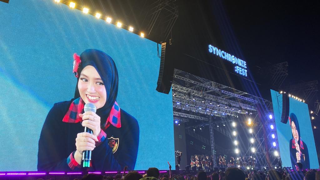 member-jkt-48-gen-1-nabilah-saat-tampil-di-synchronize-fest-2023.jpg