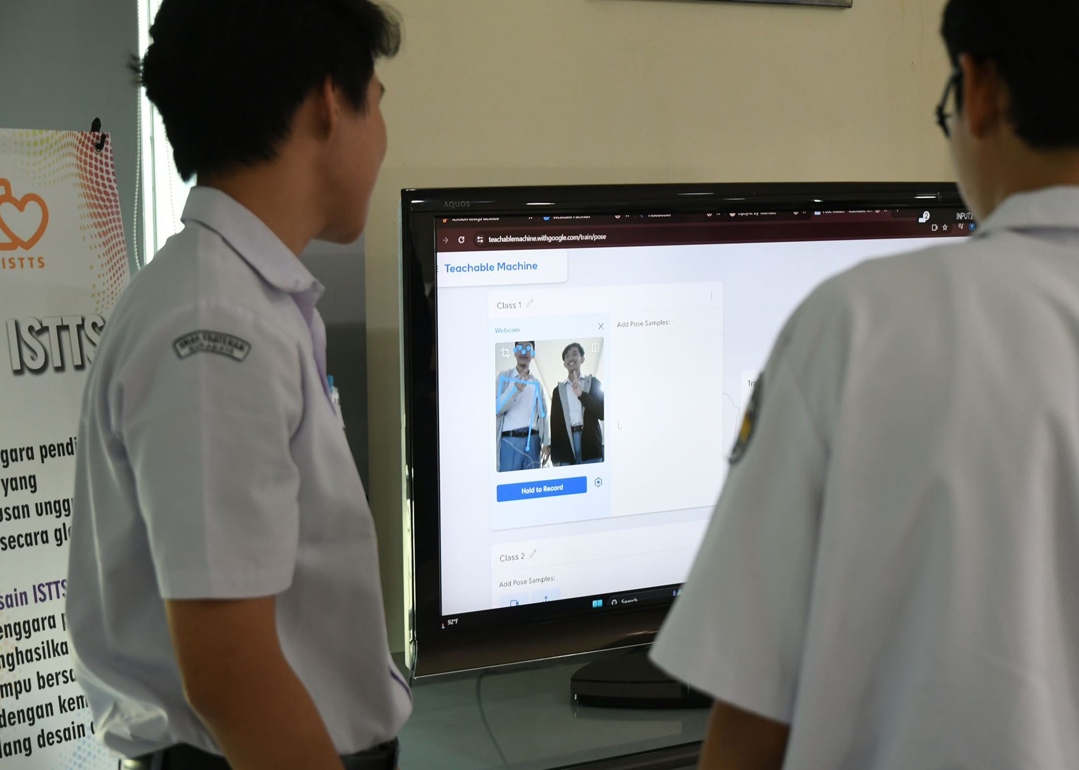 memperkenalkan-kecerdasan-buatan-ke-siswa-sma_20240610_184431.jpg
