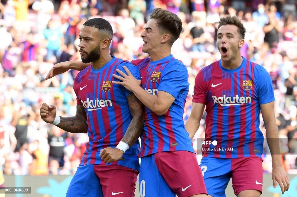 memphis-depay-kiri-melakukan-selebrasi-setelah-melakukan-tendangan-penalt.jpg