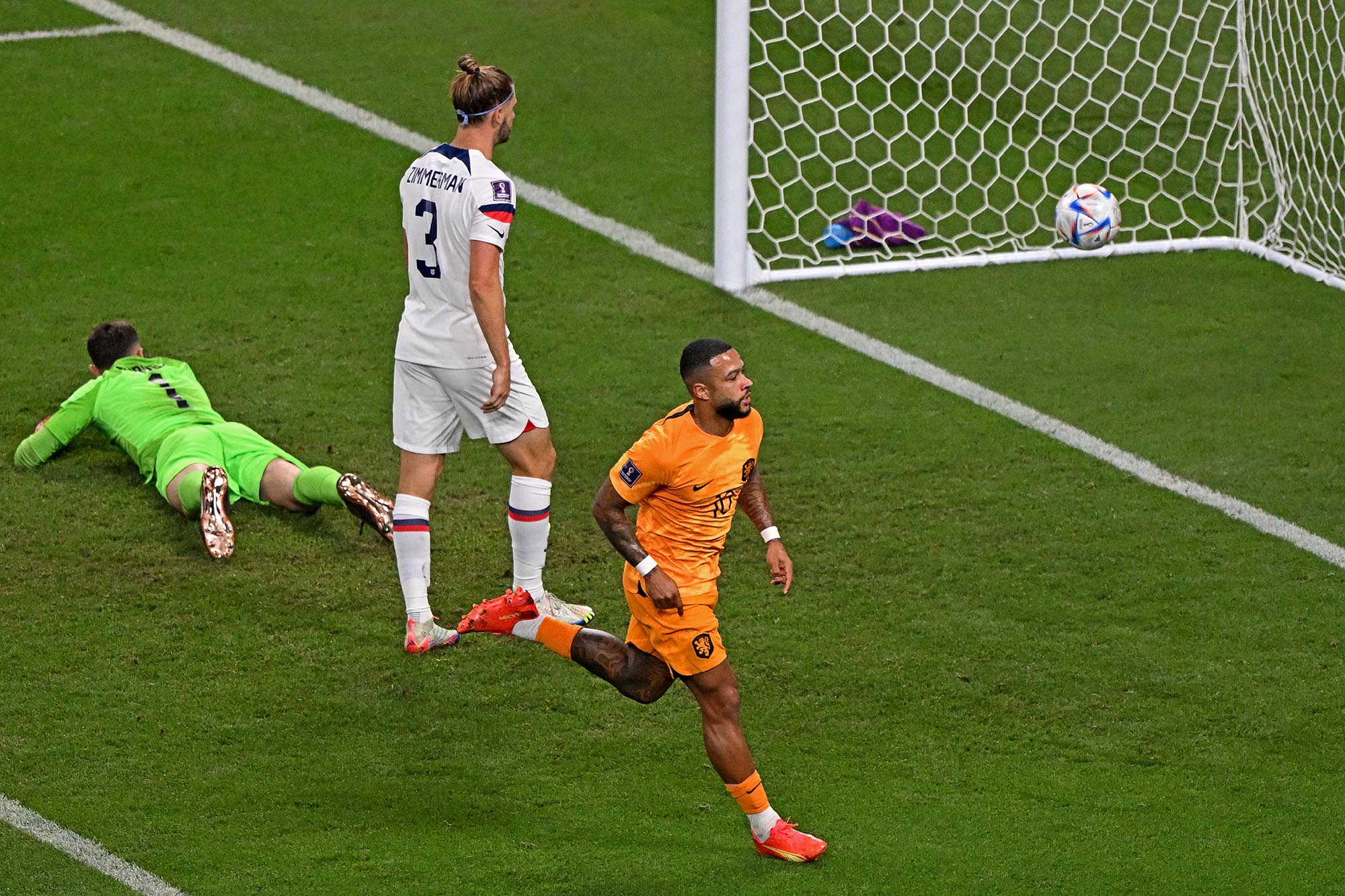 Penyerang Belanda Memphis Depay merayakan setelah mencetak gol pertama timnya melewati kiper AS Matt Turner selama pertandingan sepak bola babak 16 besar Piala Dunia Qatar 2022 antara Belanda dan AS di Stadion Internasional Khalifa di Doha Sabtu (3 Desember 2022). (Raul ARBOLEDA / AFP)