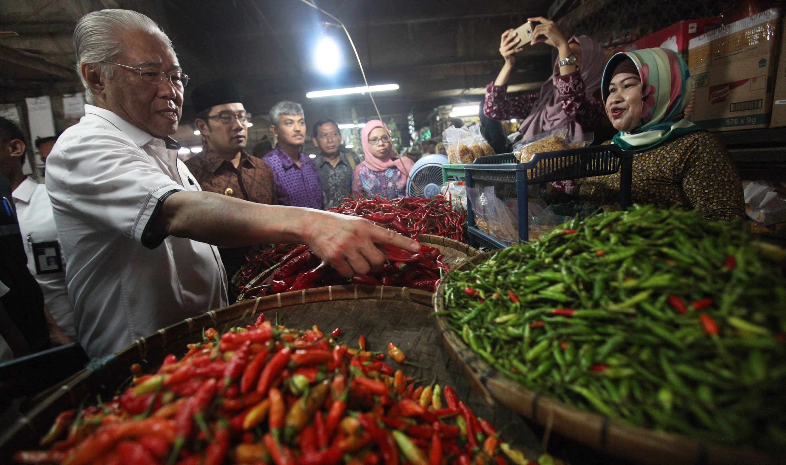 mendag-dan-walikota-bandung-tinjau-pasar-kosambi_20170506_170556.jpg