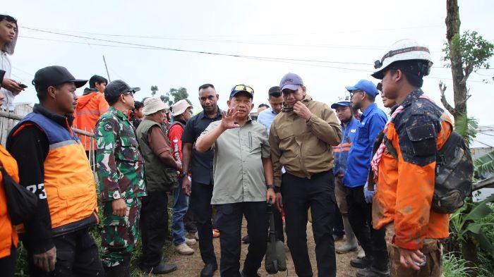 mendagri-tinjau-lokasi-bencana-longsor-2501.jpg
