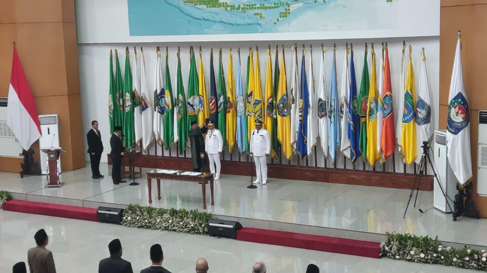 mendagri-tito-karnavian-lantik-dirjen-kemendagri-safrizal-za-sebagai-pj-gubernur-babel.jpg