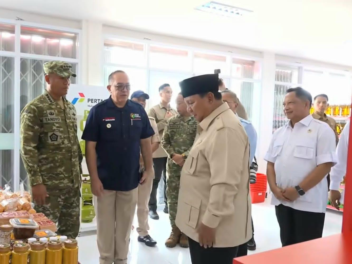 KOPERASI MERAH PUTIH - Menteri Dalam Negeri (Mendagri) Muhammad Tito Karnavian mendampingi Presiden RI Prabowo Subianto meresmikan operasionalisasi sebanyak 1.061 Koperasi Desa/Kelurahan Merah Putih (KDKMP) di Kabupaten Nganjuk, Jawa Timur, Sabtu (16/5/2026). Peresmian tersebut ditandai dengan penekanan tombol sirine oleh Presiden Prabowo bersama Menteri Koordinator (Menko) Bidang Pangan Zulkifli Hasan, Mendagri Tito, Menteri Koperasi Ferry Juliantono, Panglima TNI Jenderal TNI Agus Subiyanto, Wakil Panglima TNI Jenderal TNI Tandyo Budi Revita, Kapolri Jenderal Polisi Listyo Sigit Prabowo, Ketua MPR RI Ahmad Muzani, serta pihak terkait lainnya.