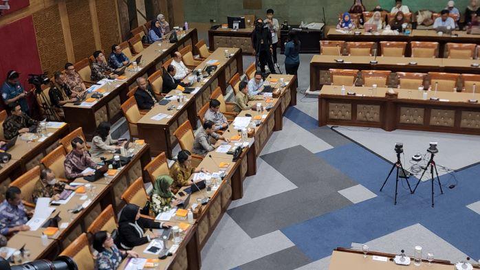 mendikbud-ristek-nadiem-makarim-menghadiri-rapat-kerja-di-dpr.jpg