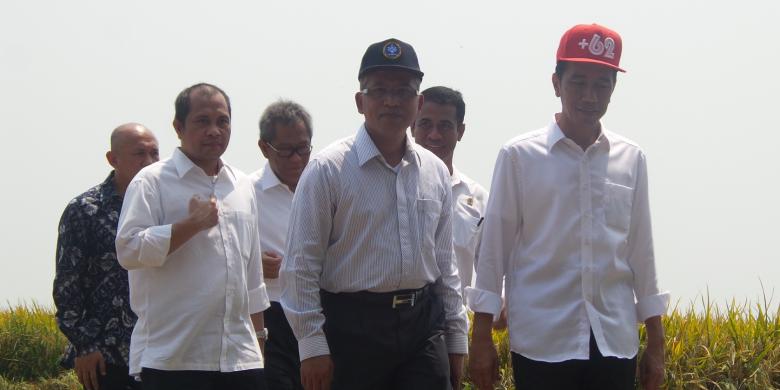 mengenakan-topi-snap-cap-berlogo-62_20150927_170537.jpg