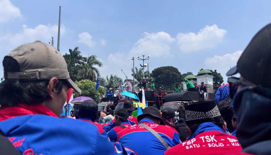Polisi Rekayasa Arus Lalu Lintas di Sekitar Gedung DPR dan Monas Imbas Unjuk Rasa  Buruh