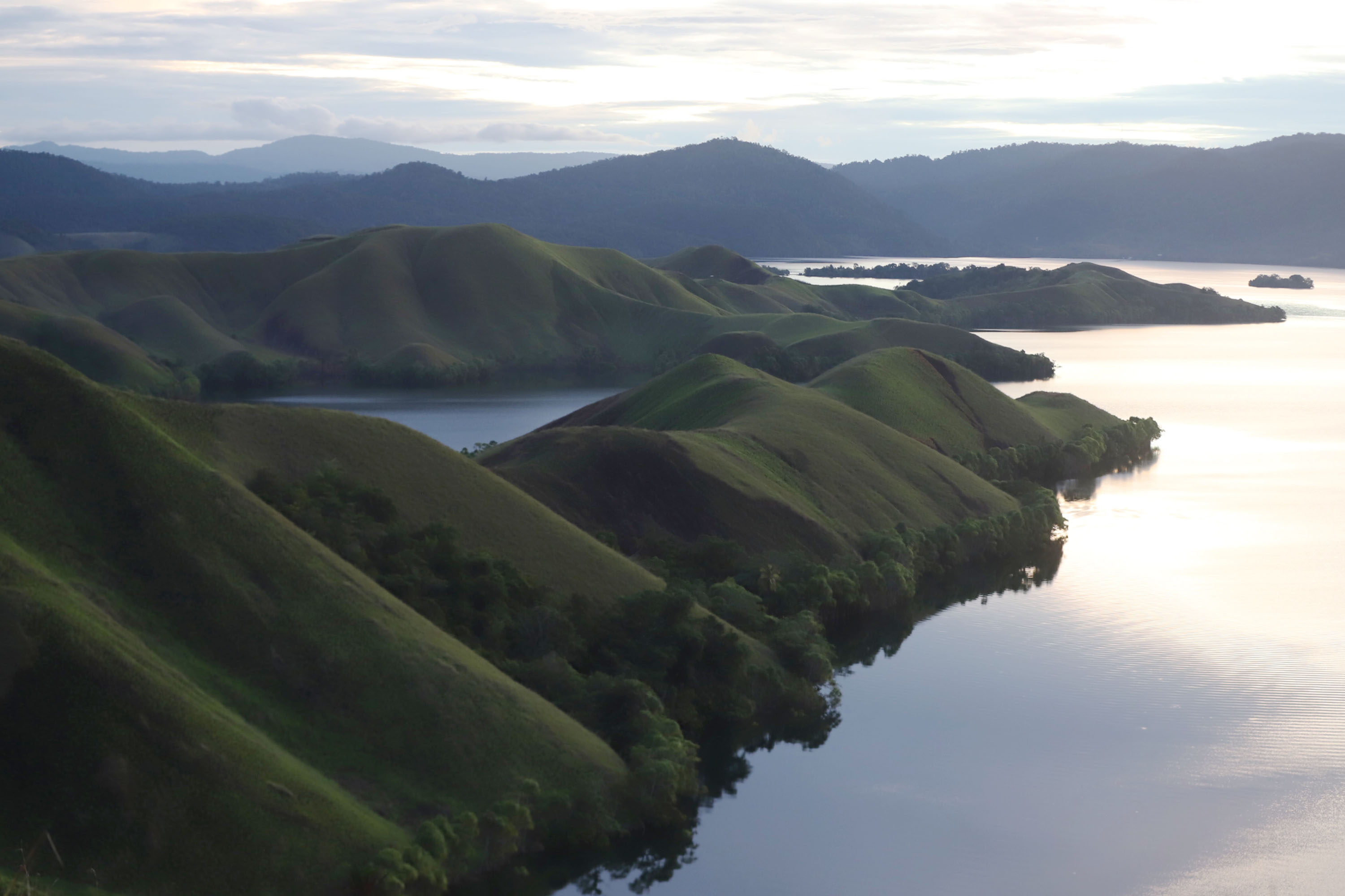 menikmati-keindahan-bukit-teletubbies-di-kawasan-danau-sentani_20211007_233918.jpg