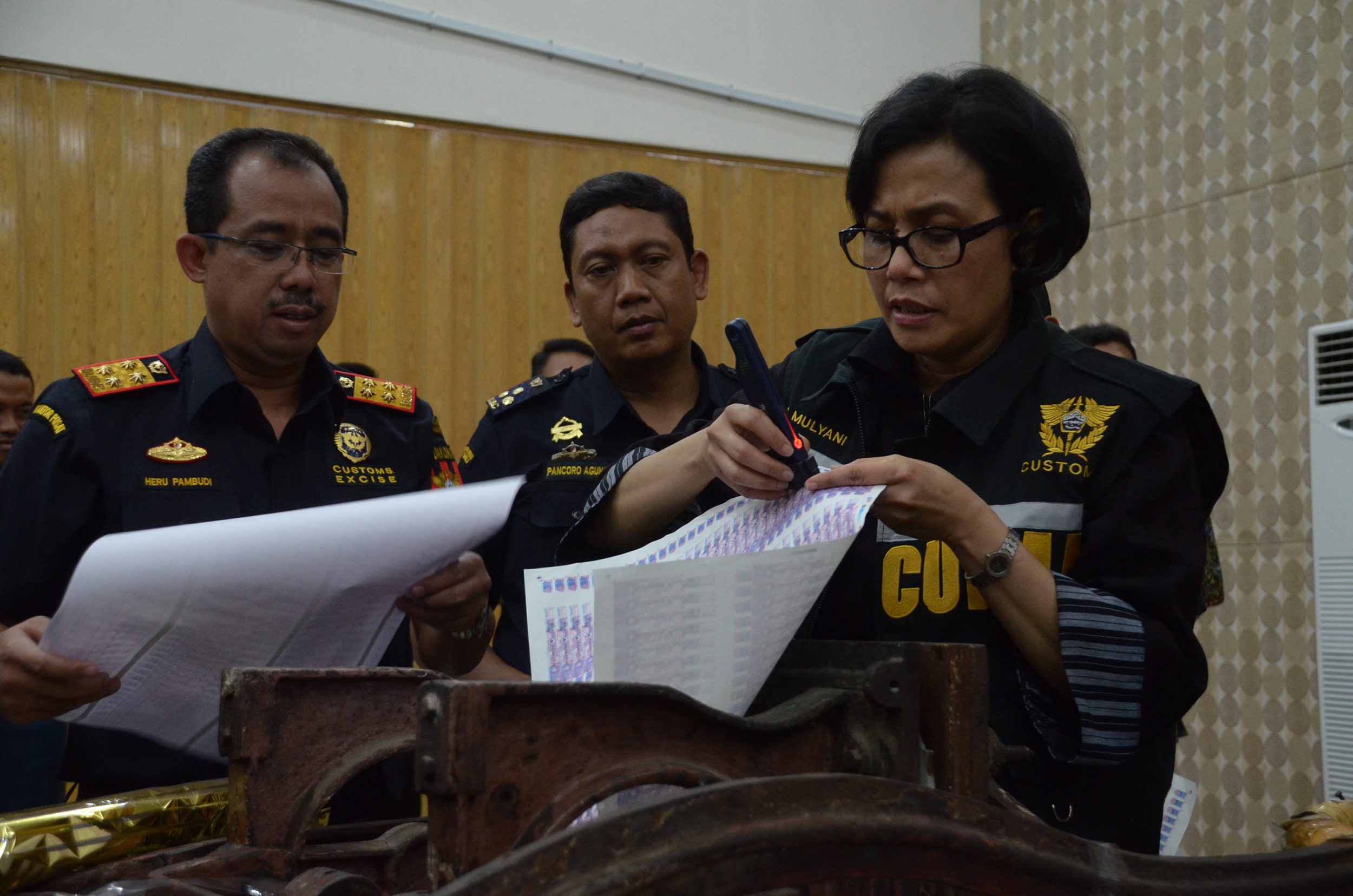 menkeu-sri-mulyani-melihat-bb-pita-cukai-palsu-di-surabaya_20161101_122642.jpg
