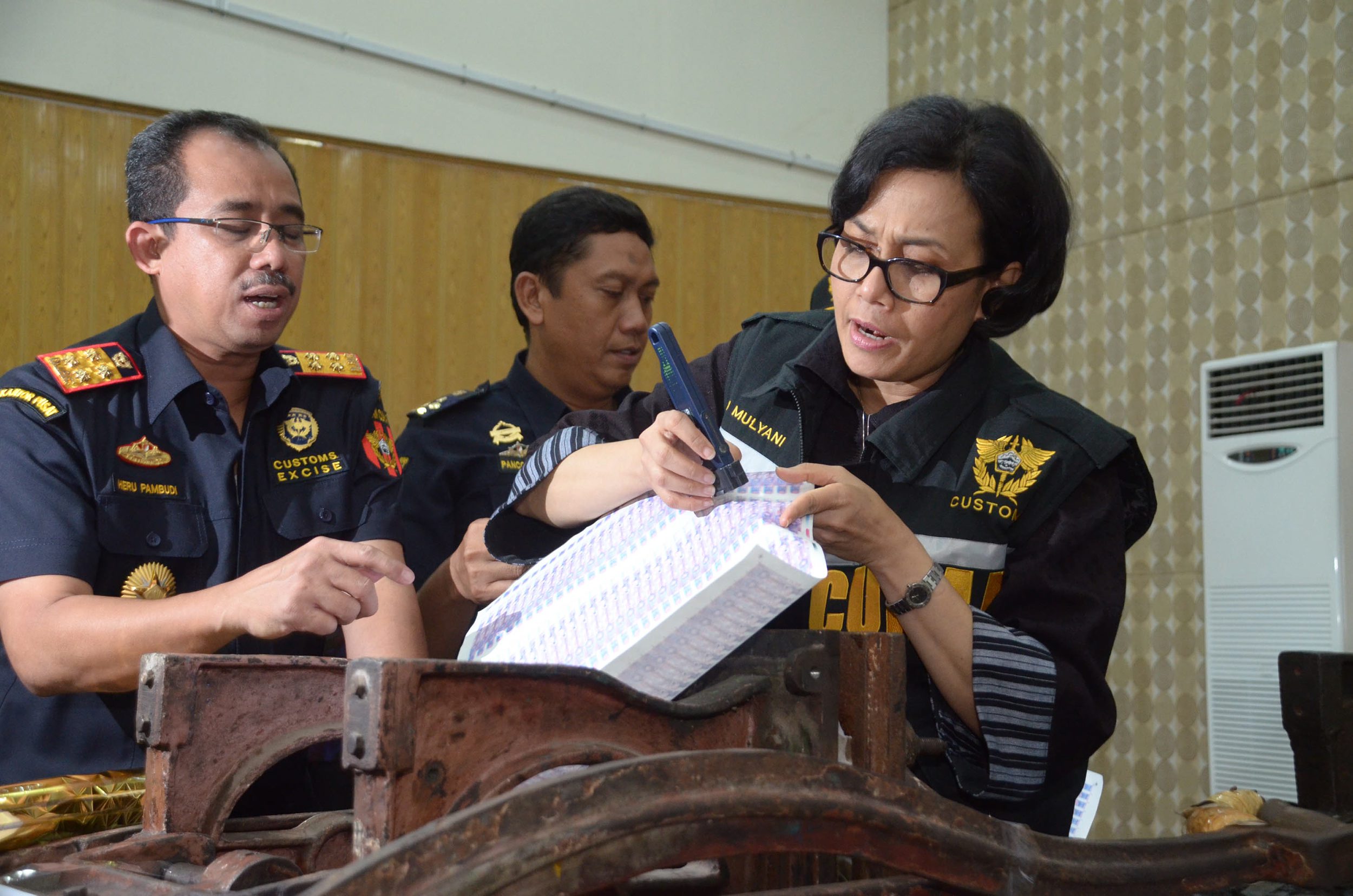 menkeu-sri-mulyani-melihat-bb-pita-cukai-palsu-di-surabaya_20161101_122755.jpg