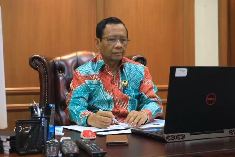 menko-polhukam-mahfud-md-menjalani-rapat-melalui-video-conference2.jpg