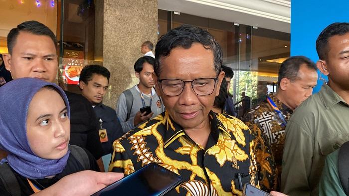 menko-polhukam-ri-prof-mahfud-md-saat-ditemui-awak-media-12455.jpg