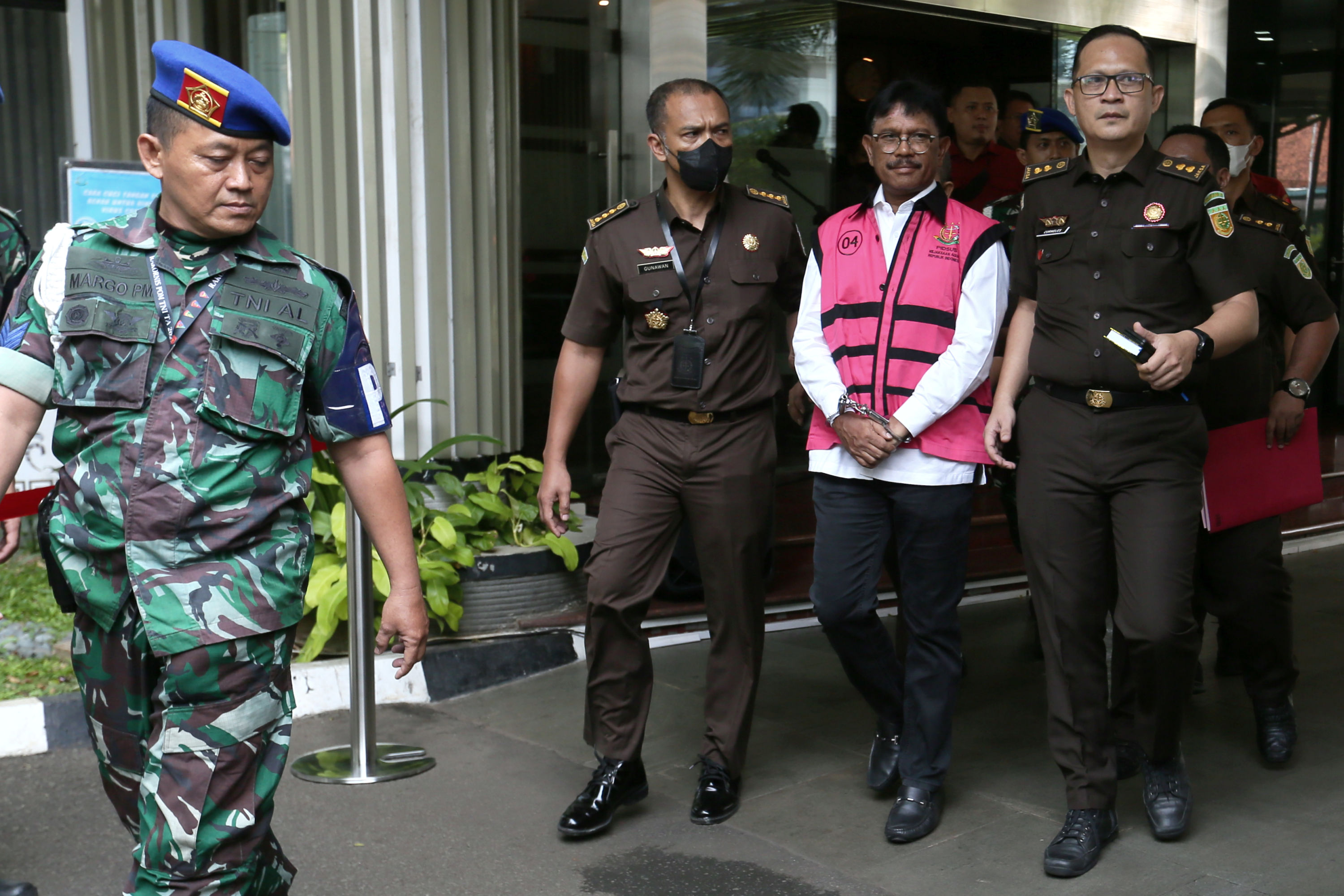 menkominfo-johnny-g-plate-ditahan-kejagung_20230517_151253.jpg