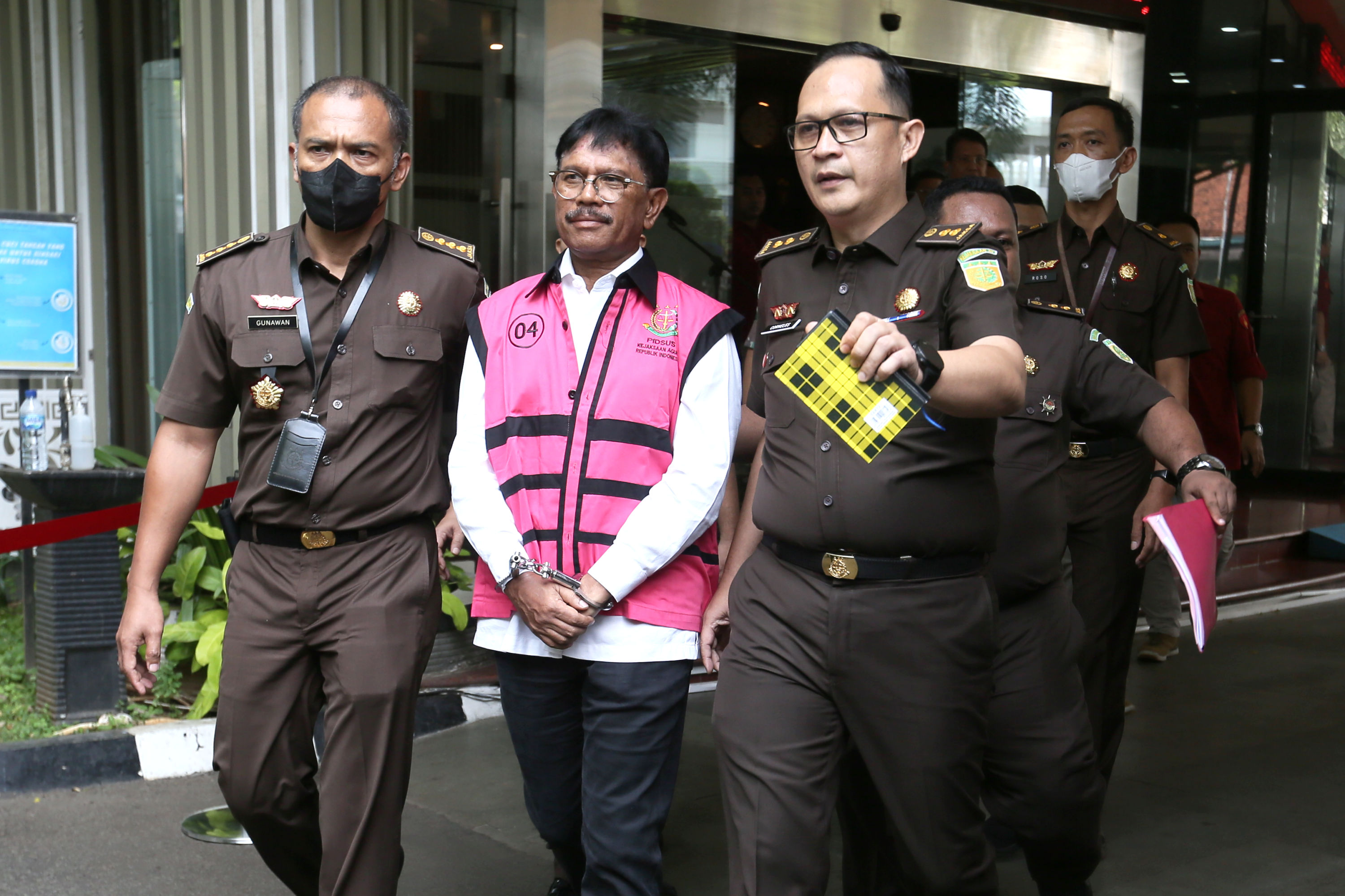 menkominfo-johnny-g-plate-ditahan-kejagung_20230517_152005.jpg