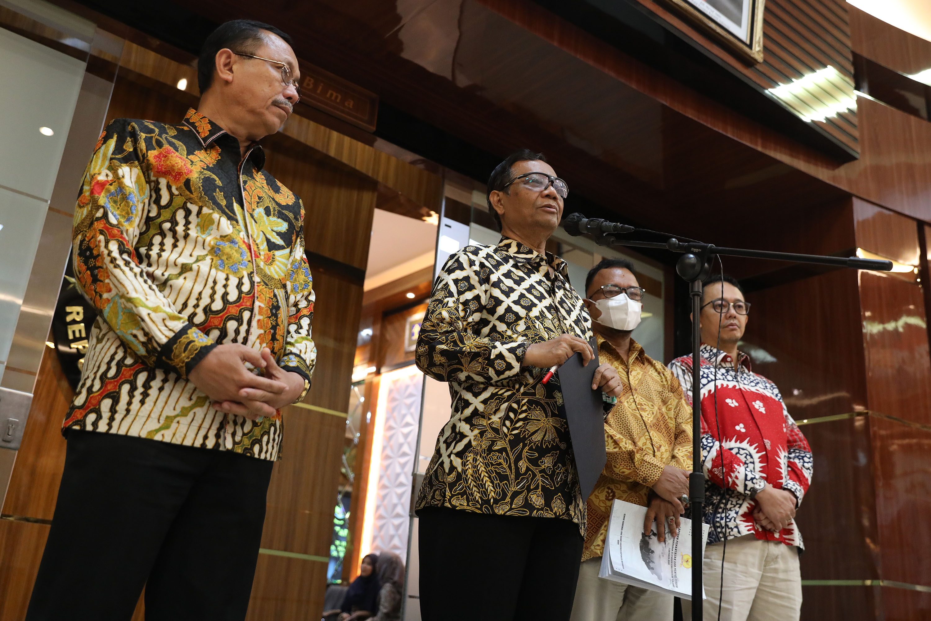 menkopolhukam-terima-berkas-investigasi-kasus-kanjuruhan_20221103_154603.jpg